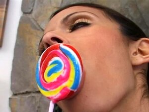 Söt Sötnos Retas Med Klubba