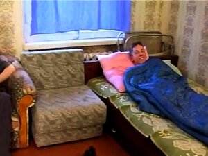 Moden Kvinde Og 6 Unge Fyre - 2 (Danish Title)