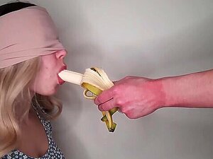 Игра са слепим укусом претворила се у пушење у породици. Док је моја полусестра нагађала предмете устима, мој курац је устао. Одлучио сам да сазнам да ли је икада пробала курчеве. Наивно га је пушила док није свршила и добила много сперме на лице. Немам