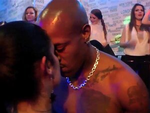 Schöne Babes Werden In Einer Orgie Durchgenagelt. Sie Lutschen Und Reiten Große Schwänze, Diese Hinreißenden Schlampen Hatten Spaß Im Nachtclub