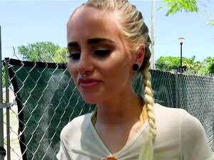 Врућа плавуша Наоми Вудс јебе странца у напуштеној кући