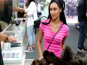 Latina ønsker å Selge Sin Gamle Mink Frakk Som Blir Til Sex