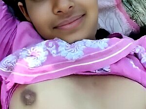 Fördjupa Dig I Den Förbjudna Njutningen Av En Bedragande Desi-fru Som Lämnar Sin Rakade Fitta Till Grannens Omättliga Begär. Få Se Hur Den Råa Passionen Utvecklas Framför Dina ögon.