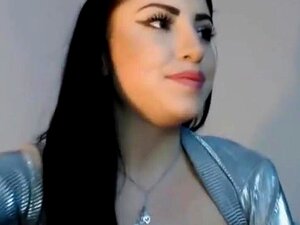 Врела неваљала риба се забавља скидајући се и играјући са својом длакавом пичком