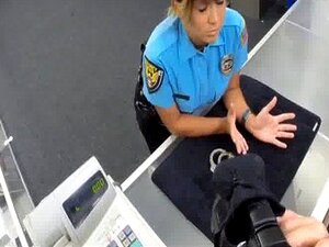 Polizist stopft einer blonden Frau seinen Schwanz in den Mund
