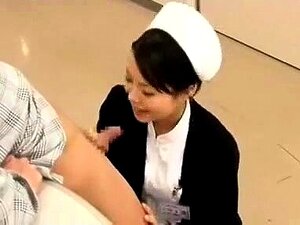 Ge Dig Hän åt En Frestande Asiatisk Trekant, Där En Förförisk Skönhet I Uniform Tar Sig An Två Stora, Hårda Kukar. Se Henne Rida Och Stöna I Extas, Och Njut Av Ultimat Lust.