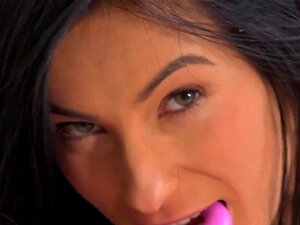 Лепе чешке лепотице шире гузице са аналним чепом и огромним дилдом. Гламурозне европске секс мачкице растежу анале разним огромним играчкама и добијају екстремно анално јебање