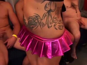 Sisata Tetovirana Cura U Pravom Gangbang-u