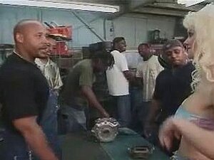 Blonde Slet Voor De Groep