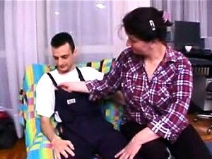Zrela Alexandra jebe se s asistenticom srpske mame