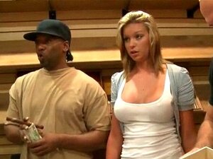 Amatorskie ślicznotki Bawią Się W Ostre Gry Seksualne W Miejscu Publicznym. Ślicznotki Chcą Się Bawić I Grać W Zabawne Gry Erotyczne Za Pieniądze