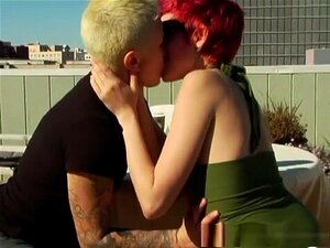 Lude Pornozvijezde Syd Blakovich I Rozen Debowe U Nevjerojatnom Lezbijskom, Blowjob Klipu Za Odrasle. Rozen Debowe I Syd Blakovich Su Obje Hardcore Lezbijke, S Stilom Lezbo Kose I Tetovažama. Kad Se Skinu Gole I Na Krevetu, Plavuša Ide Muff Di