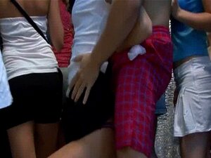 Strumpety Znalazły Małego Kutasa W Klubie