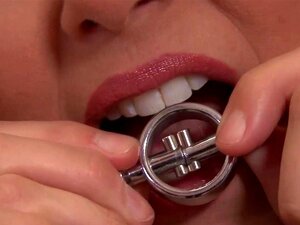 Перверзна Милф Јулиа Анн игра се са стезаљкама за брадавице!