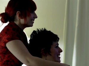 Lesbisk Tranny Slickar Fitta Och Knullar Sedan Babe, Lesbisk Tranny Lickar Fitta Och Sedan Knullar Babe Innan Hon Rider Strap-on