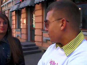 Vruća Cura Koju Jebe Pikaper, Kako Je Ova Plava Slatkica Autostoperka Završila Sama Na šumskom Putu čekajući Da Je Netko Pokupi? Nitko Ne Zna Sigurno, Ali Ona Dobiva Sjajnu Vožnju Na Kurcu Potpunog Stranca Kad Je Besramno Zavodi U