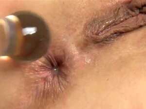 La Elegante Muñequita Está Abriendo Su Apretado Coño A Corta Distancia Y Se Corre. La Coqueta Muñeca Abre Una Suave Caja De Follar Recortada En Primer Plano Y Acaricia Su Cuerpo Impresionante Mientras La Complace Hasta Un Orgasmo Loco