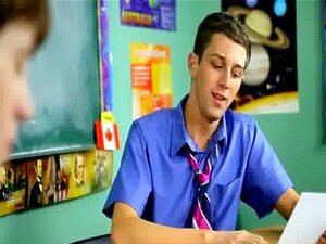 Twink-Film Levon Ist Nicht Nur Damit Zufrieden, Seine Sperma-Kanone Zu Haben