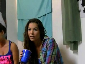 Рајска задовољства са дивљим луткама. Очаравајуће девојке деле своје сочне пичке током секс журке