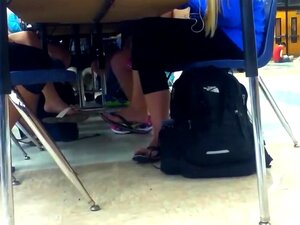 Meisjes Bungelen Flip Flops Tijdens Lunch 2,