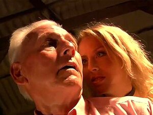 свежа лепа плавуша са великим природним сисама