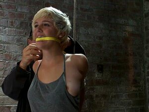 La Linda Chica De Al Lado Sufre Sus Primeras Suspensiones De Categoría 5, Desnuda Y Hecha Para Correrse Como Una Puta - Atada Al Cerdo. Bienvenida Chloe Camilla. Cuando Este Nombre Se Pone Enorme, Recuerda Que La Viste Por Primera Vez En Hogtied. ¿Qué Tan