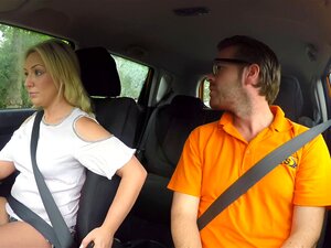 Mooie Kont Europese Blonde Rijdende Student Na Rijles Krijgt Instructeurs Grote Lul In Haar Mond En Vervolgens Bekwame Hottie Rijdt Hem In De Auto In Het Openbaar