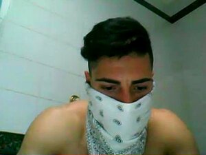 Hot Muscle Italian Guy Posing On Webcam Live