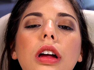 Brazylijska Laska Z Małymi Cyckami Pieprzy Maszynę. Małotitka Brazylijska ślicznotka Gina Valentina Masturbuje Się Dużą Magiczną Różdżką, Siedząc Z Rozłożonymi Nogami, A Potem W Różnych Pozycjach Pieprzy Się Z Bardzo Szybką Maszyną