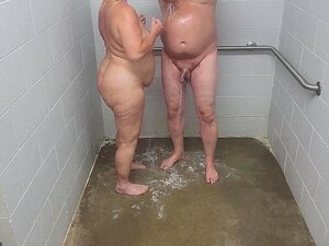 Supruga I Zlatokosa žena Na Tuširanju