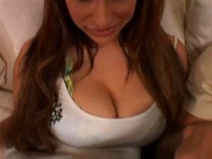 Η όμορφη MILF έχει ωραίο στρογγυλό