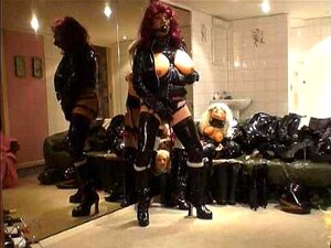 LatexGurlRubbingAndgaggingRoxina010508
