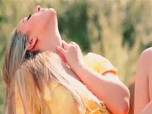 Słodka Blondynka Sophia Knight Wali Konia