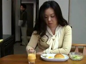 Asiática Sombrío Recibe Una Mamada De Su Tutor. Este Estudiante Asiático Sombrío Visitó A Su Tutor Para Algunos Estudios, De Repente Se Pone Sombrío Después De Comer, Así Que Antes De Finalmente Salir, Su Tutor Le Hizo Una Mamada