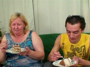 Un Chico Se Folla Su Vieja Concha Peluda Por Detrás. El Chico Se Folla Su Viejita Peluda Por Detrás