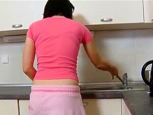 Dasha Wacht Vandaag Alleen In Een Roze Outfit Op Haar Keukenblad. Dasha Is Een Frisse En Sexy Brunette, En Ze Draagt Een Roze Sexy Topje En Rok En Wacht Op Haar Bezoeker Vandaag