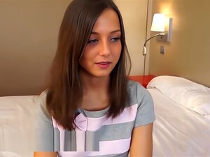 Мршава бринета у дубокој аналној кастинг сесији,