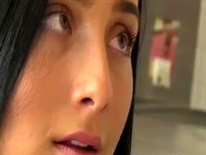 Femme Prostatique Branlette Mignonne Avec Une éjaculation Faciale