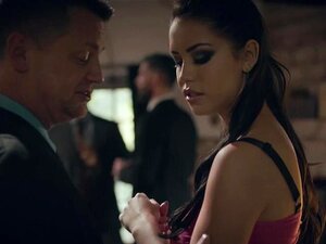 Komistus Liikemies Härnää Ja Panee Söpöä Eskorttia Julkisesti. Latinalaisseuralainen Alina Lopez Osallistuu Poikien Ainoaan Bileisiin Ja Tapaa Päivän Miehensä Seth Gamblen. Kun On Aika Mennä Hänen Kanssaan, Hän Vaatii Panemaan Häntä Kaikkien Edessä. Hän S