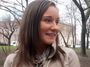 Kurviges Brünettes Tschechisches Amateurbaby Blitzt Ihre Großen Titten Auf Und Bekommt Für Etwas Geld Ihre Muschi Gerammt