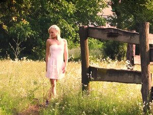  Atemberaubendes Blondes Küken Mit Schönen Kleinen Titten Zazie Passion Posierte Im Freien Und Deckte Süße Kleine Titten Und Zierlichen Körper Auf Süße Blonde Süße Tanzte Im Freien Sie Zog Sich Aus Und Fing An, Völlig Nackt Zu Posieren 