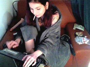 Sexy Schlanke Brünette Nimmt Ihre Behaarte Muschi Zum Vergnügen Auf Der Einen Seite,