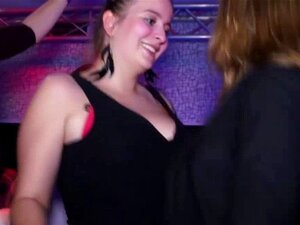 Festende Amatør Euro Skanks Offentlig Knull. Festende Amatør Euro Skanks Offentlig Knull Med Strippere