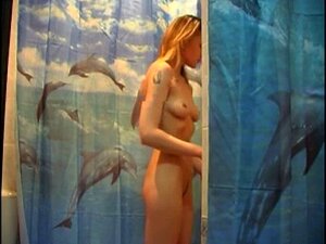 фина девојка под тушем. фина девојка под тушем