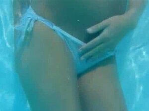 Schwimmbad teen nackt