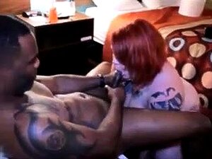 Дебела црвенокоса мама има црног пастува који јој удара у рупе