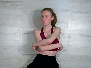 Emma Fantasy Se Samozadovoljava Na Svojoj Zelenoj Stolici