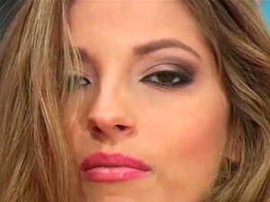 Heißes Quim In Schwarzen Strumpfhosen. Rasierte Muschi Und Süße Füße Sehen In Schicken Strumpfhosen Geil Aus