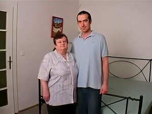 Grosse Et Belle Femme Vissée Sur Le Canapé