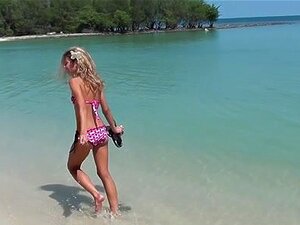 Krullende Babe Op Het Strand, Ik Had Een Aantal Geweldige Plannen Voor Vandaag: Ik Zou Een Geweldige Buitenseksvideo Schieten Bij De Waterval. Maar Helaas Gebeurde Het Niet. We Haalden De Waterval Niet, Maar Toch Was Onze Reis Leuk. Mijn Sexy Vriendin Pla